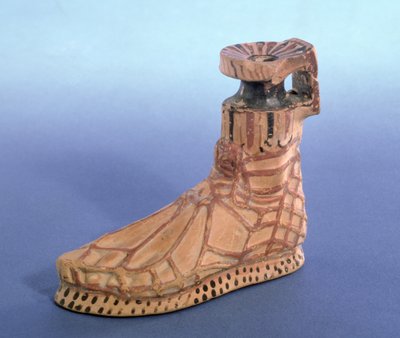 Botella de perfume en forma de pie con sandalia, griega, de Taranto de Greek